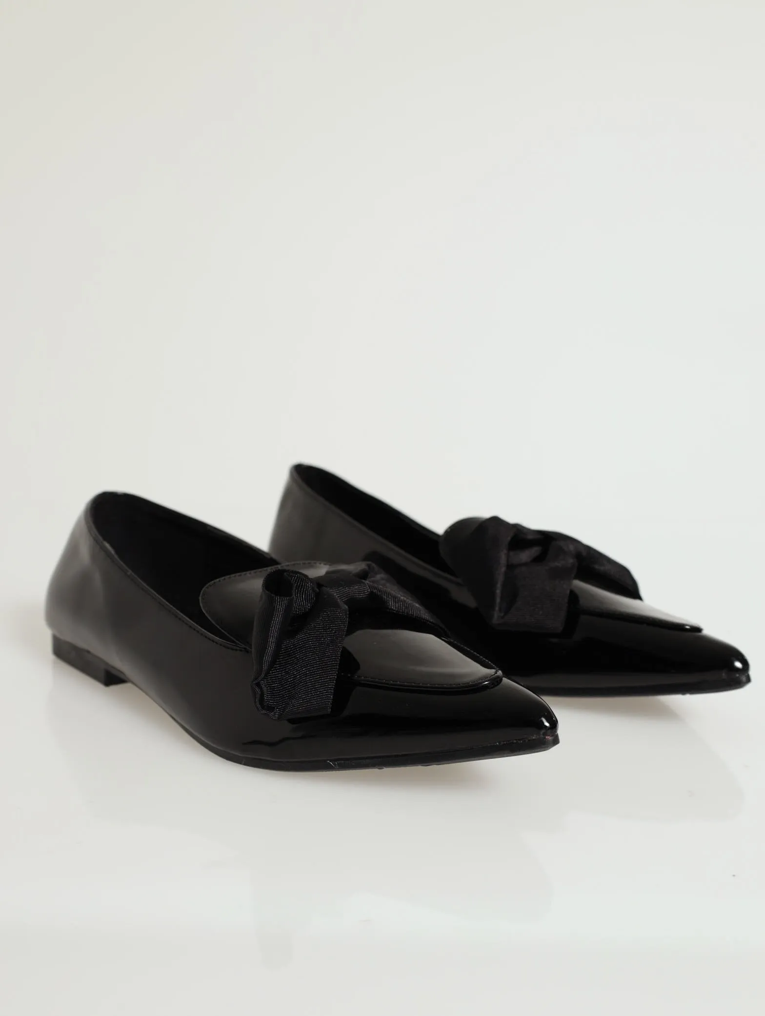 Pointed Loafer With Oversized Bow Detail - Black