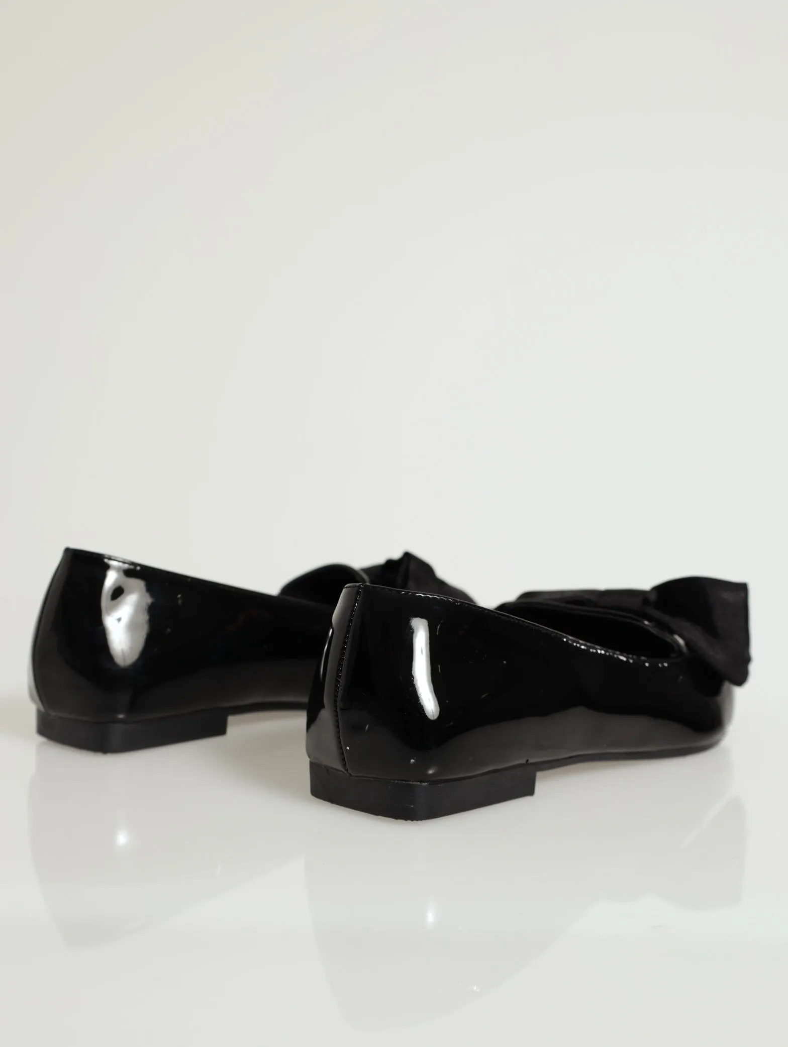 Pointed Loafer With Oversized Bow Detail - Black