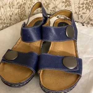 Soft spots  sandals in navy blue  SIZE 8 New No box