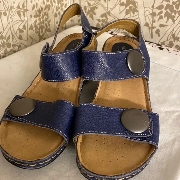 Soft spots  sandals in navy blue  SIZE 8 New No box