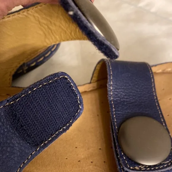 Soft spots  sandals in navy blue  SIZE 8 New No box
