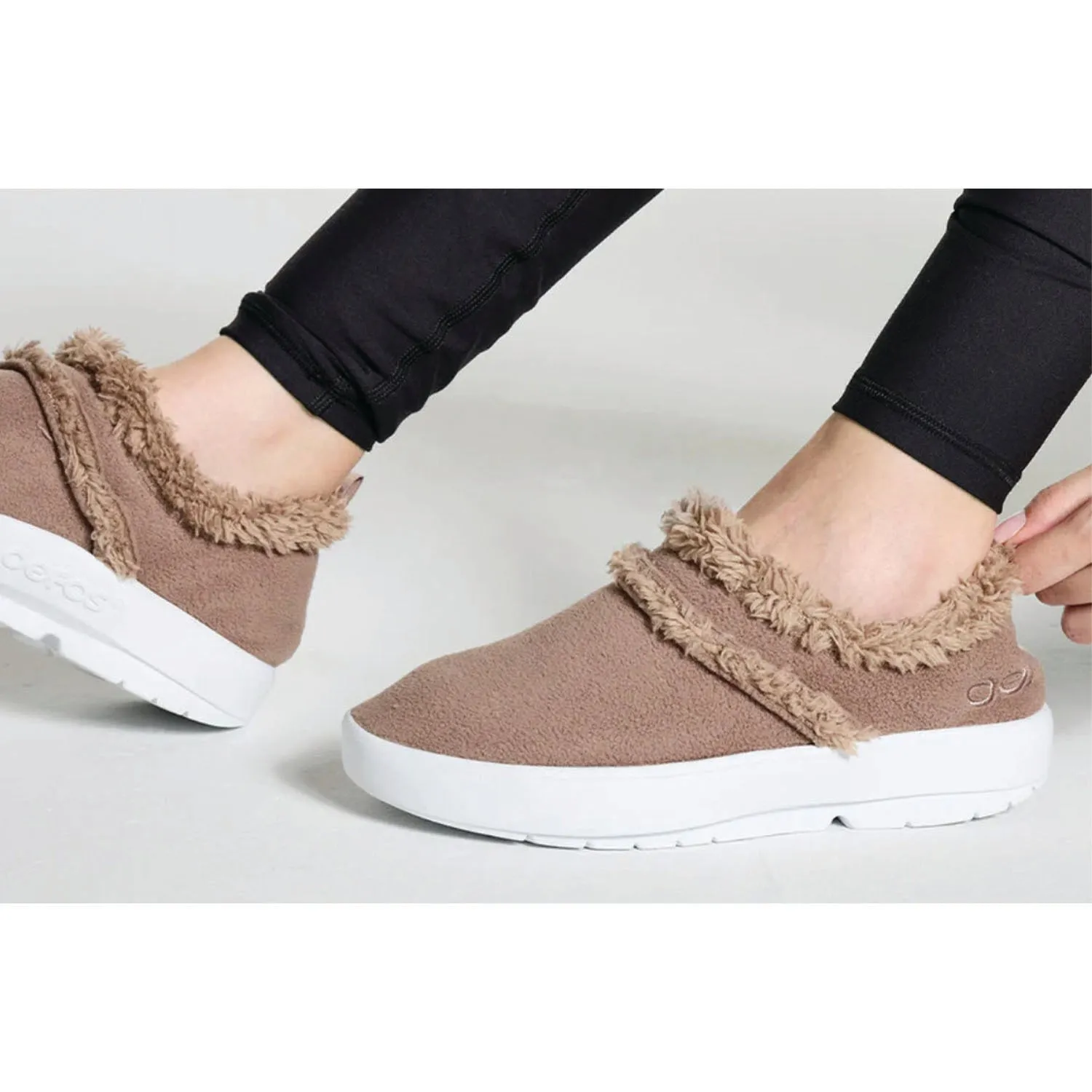 Women's OOFOS OOcoozie Low Chocolate Vegan Sherpa